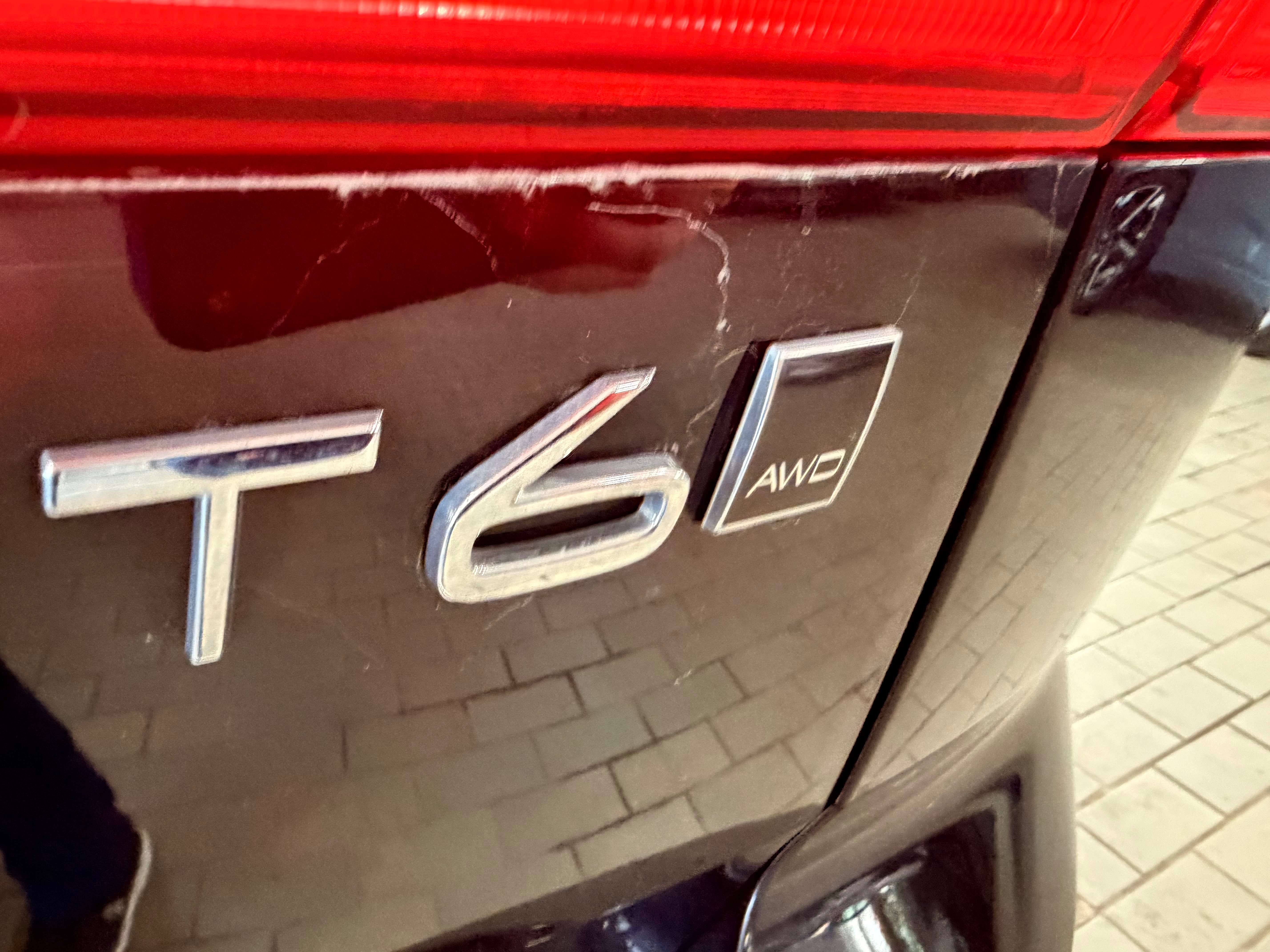 2018 Volvo XC60 Momentum - Image 13