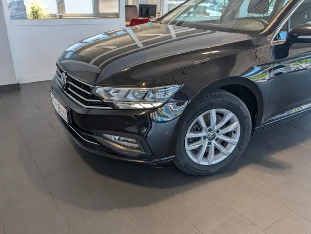 Volkswagen Passat view 5