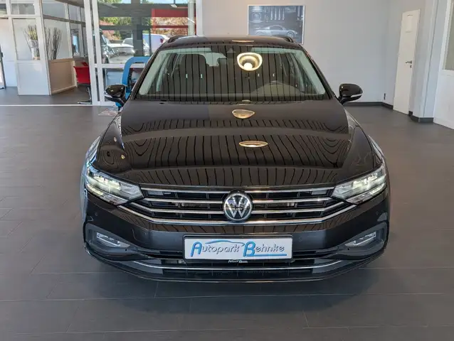 Volkswagen Passat view 4