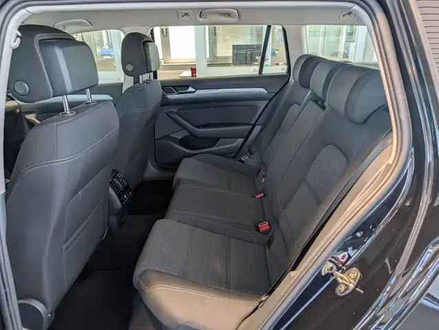 Volkswagen Passat view 9
