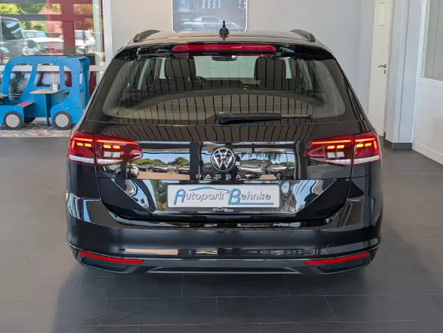 Volkswagen Passat view 11