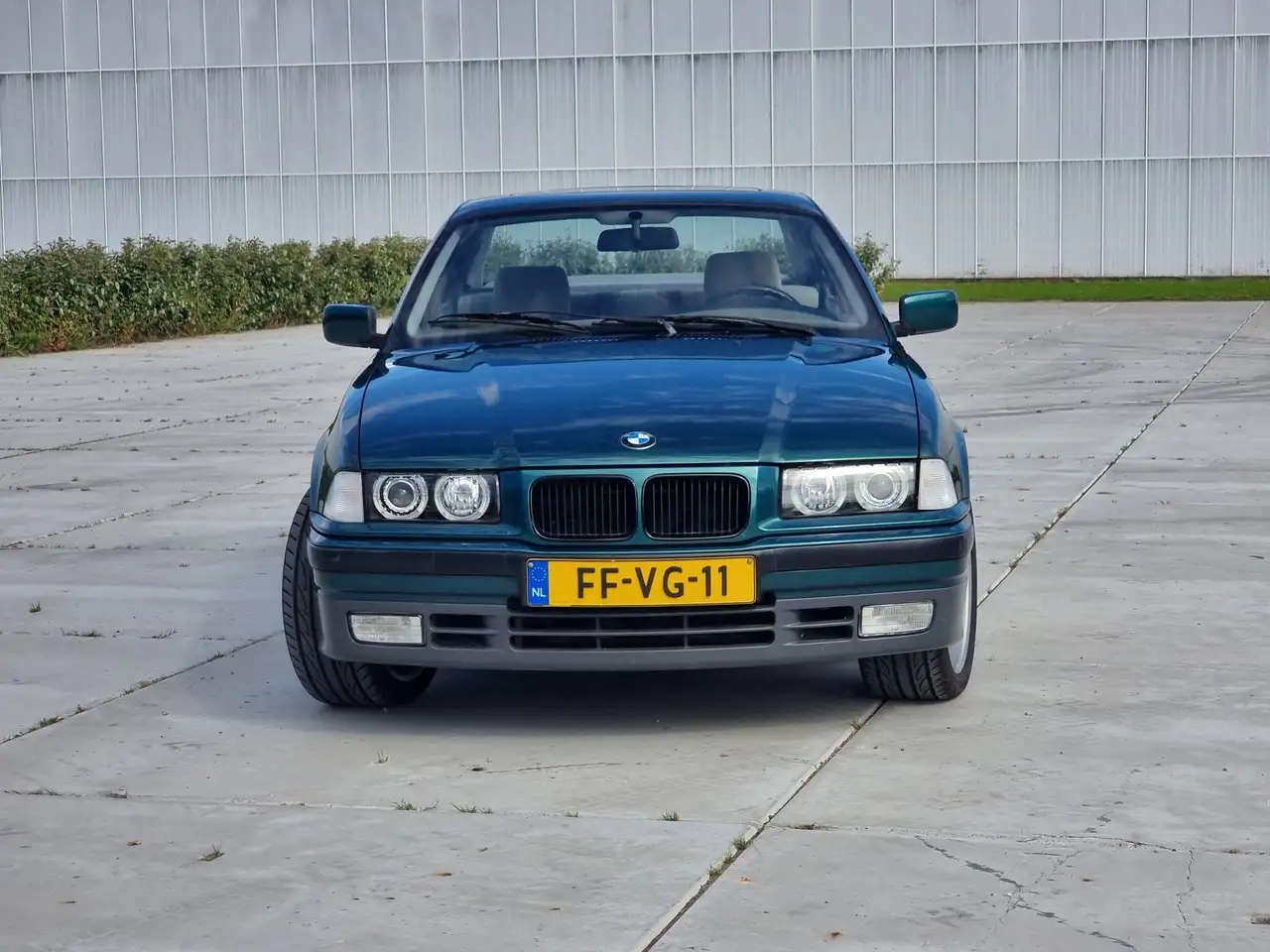 BMW 320i, foto 2