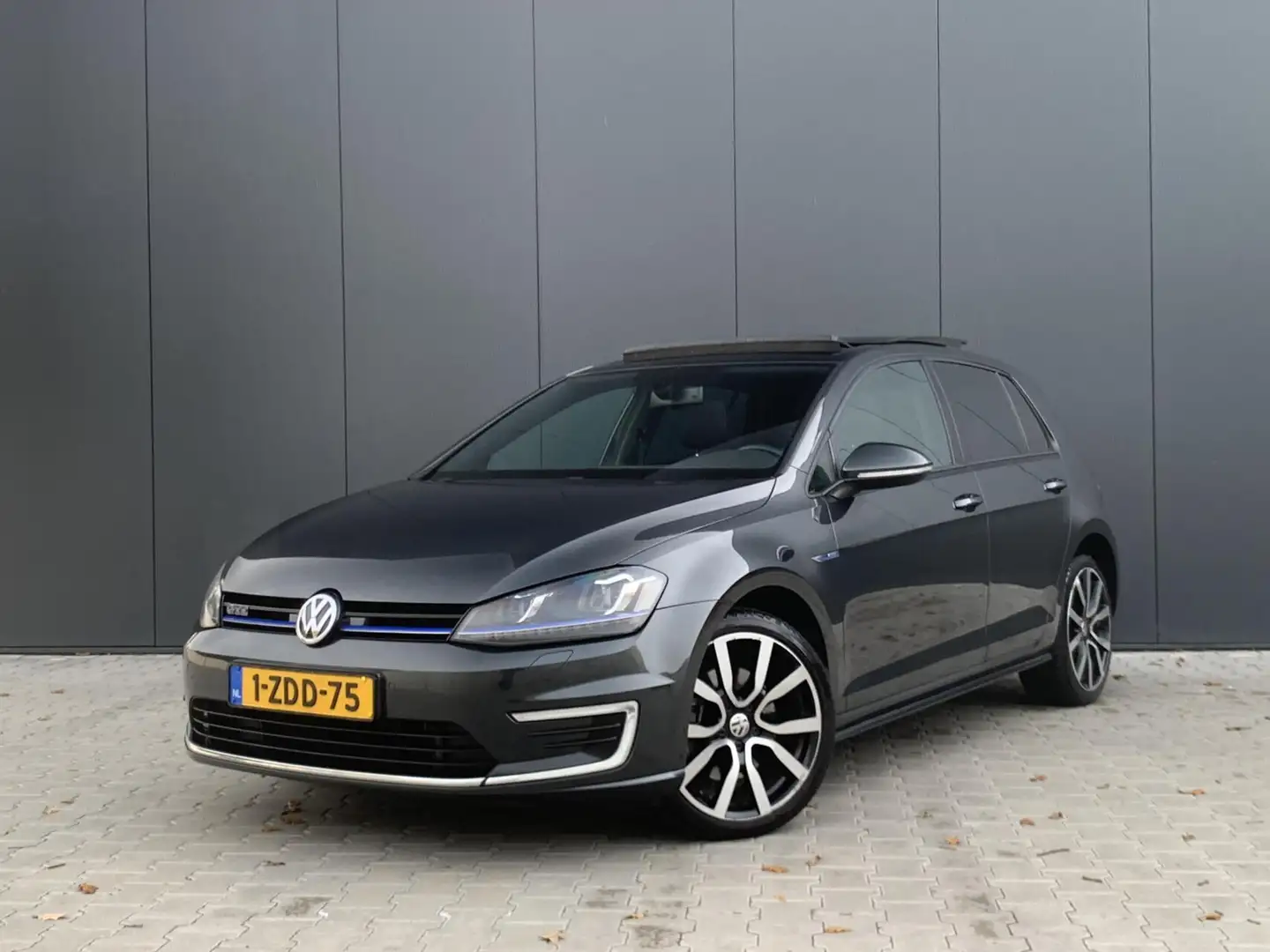 Volkswagen Golf GTE 1.4 TSI 204PK|Panodak|Trekhaak|Org NL auto Grijs - 1