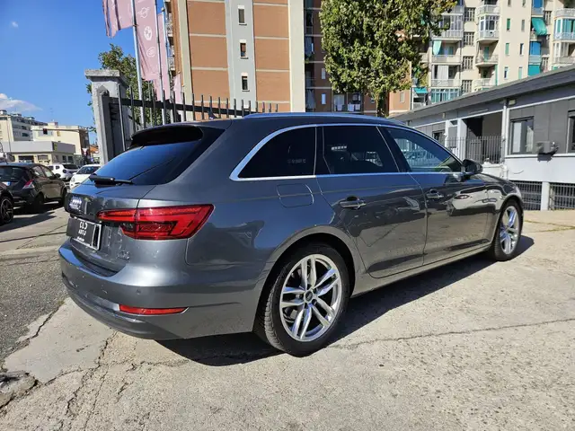 Audi A4 view 4