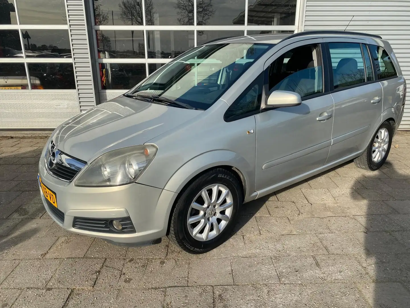 Opel Zafira 1.8 Temptation Grijs - 1