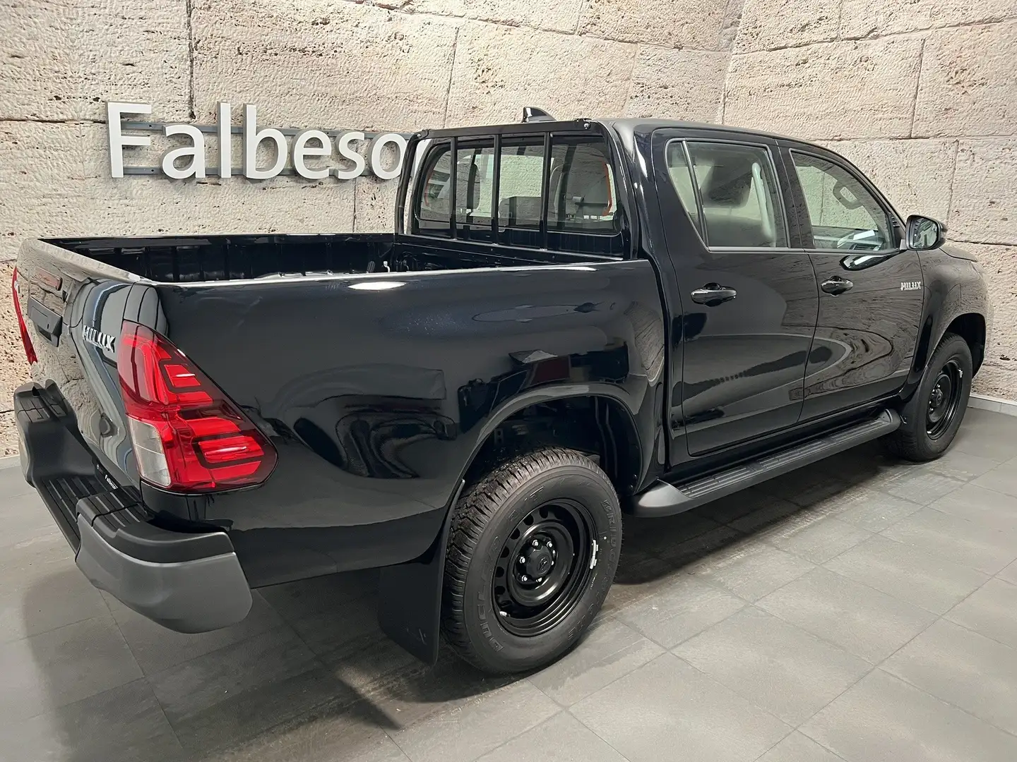 Toyota Hilux 2,8 DC Country 4x4 MT Schwarz - 2