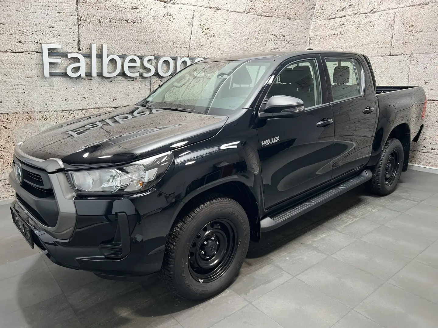 Toyota Hilux 2,8 DC Country 4x4 MT Schwarz - 1