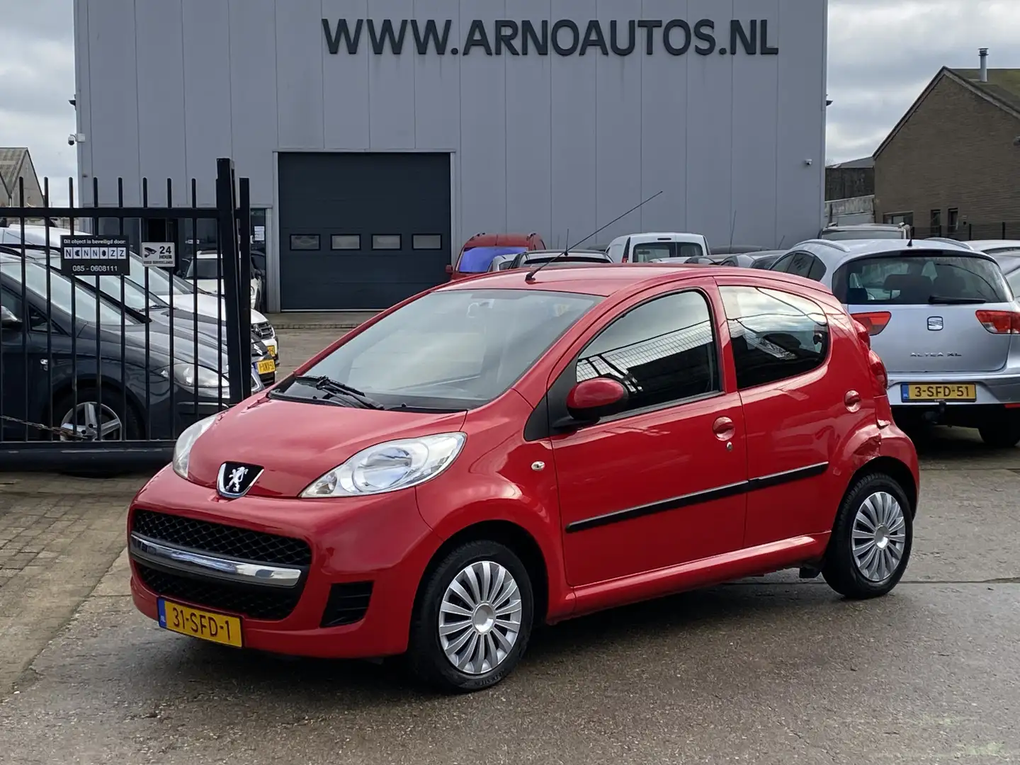 Peugeot 107 1.0-12V XS 5-DEURS, APK TOT 14-12-2026, 176.340 KM Rouge - 1