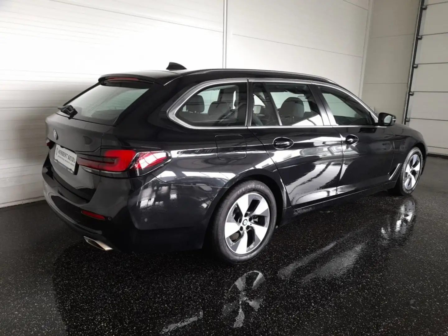 BMW 520 d Touring 4x4 Aut *SKY / VOLL-LED / NAVI / LIVE COCKPIT PROF. / 4-ZONEN-KLIMA / SOUNDSYSTEM* Schwarz - 2
