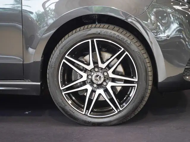 Mercedes-Benz V-Class view 2