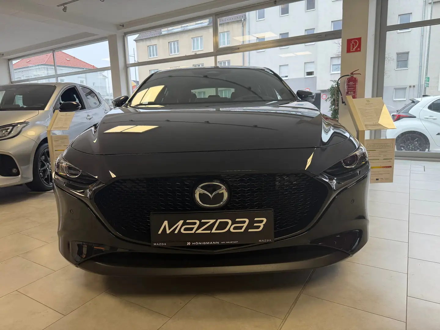 Mazda 3 e-Skyactiv-G140 Nagisa Aut. Schwarz - 2
