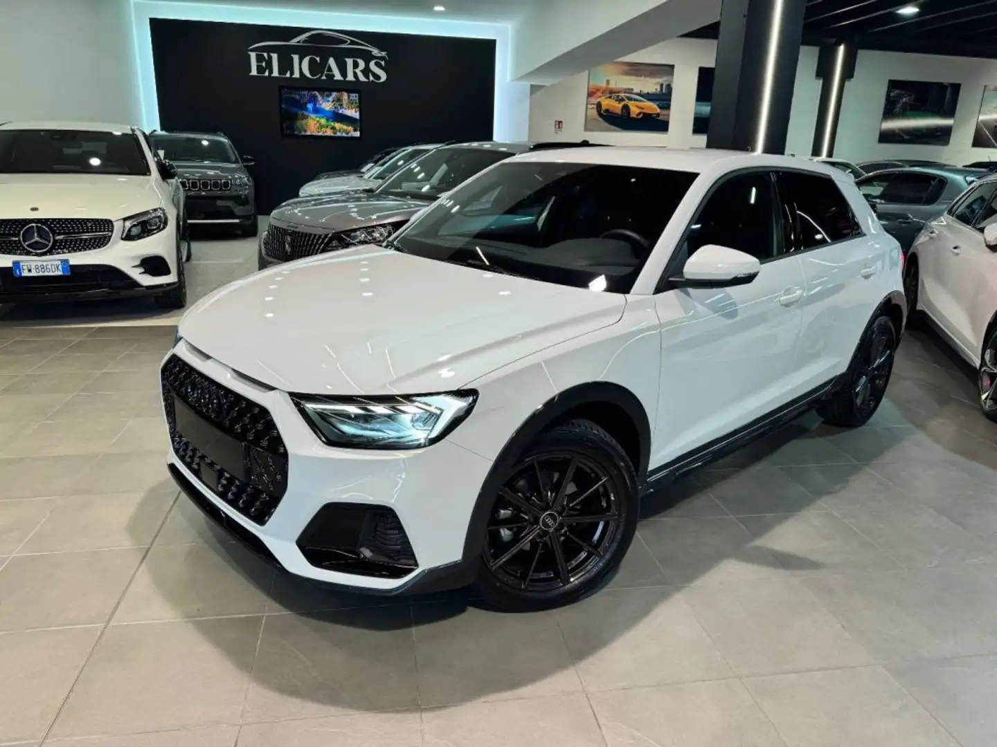 Audi A1 allstreet 25 TFSI S-LINE Bílá - 1