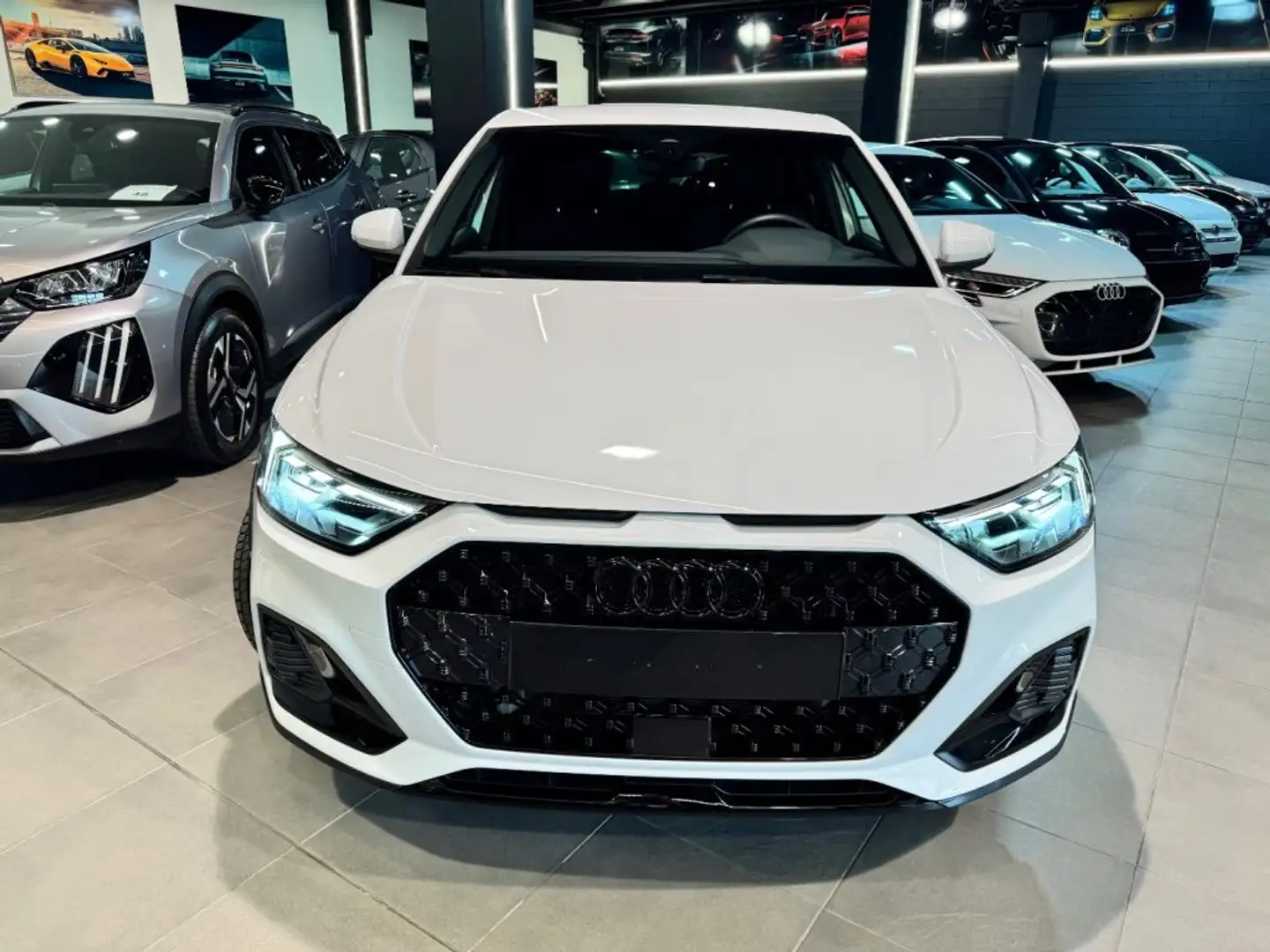 Audi A1 allstreet 25 TFSI S-LINE Bílá - 2