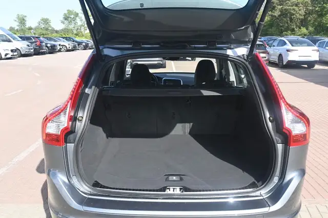 Volvo XC60 view 8