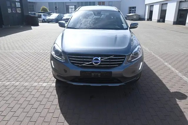 Volvo XC60 view 3