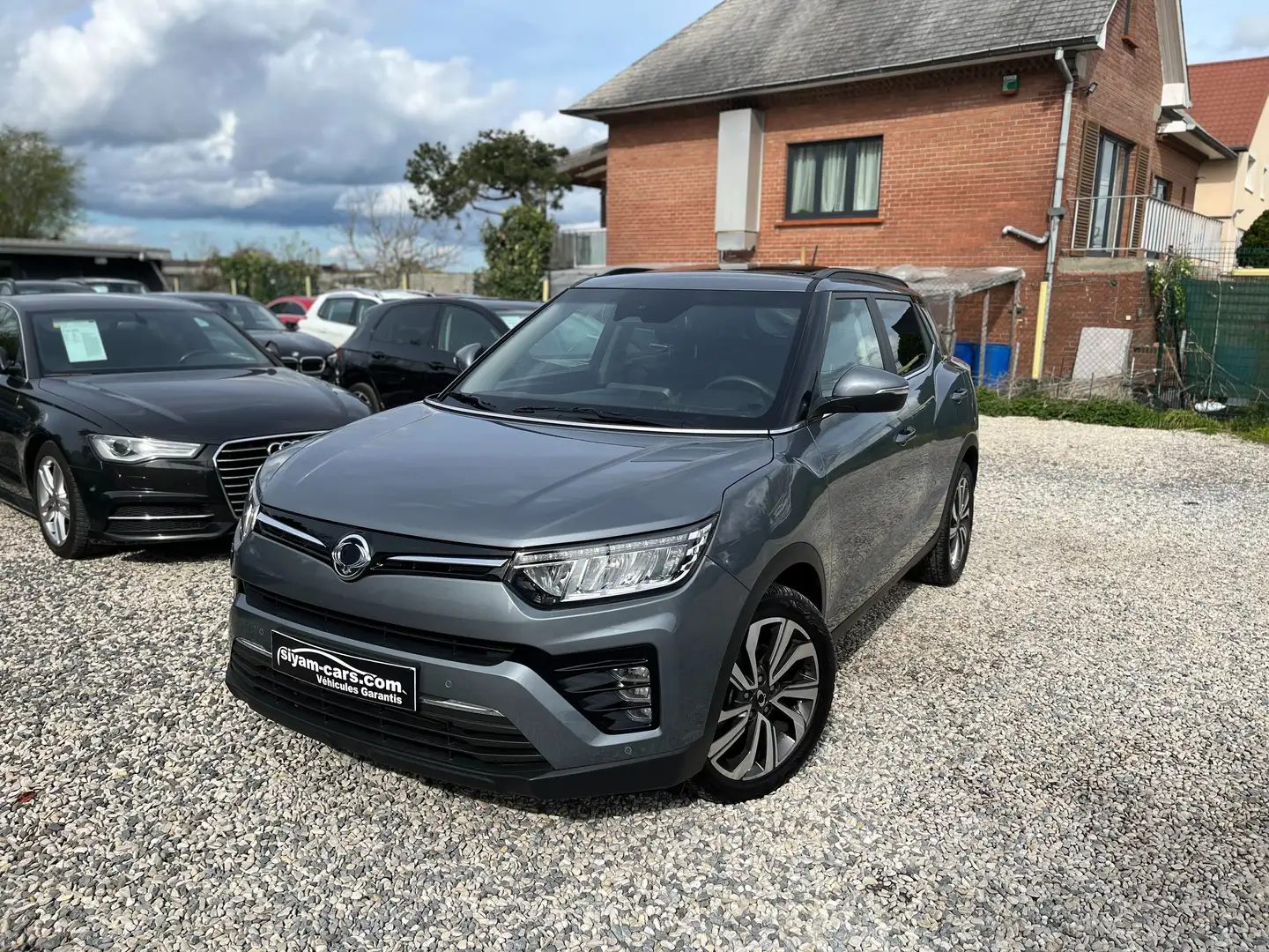 SsangYong Tivoli 1.5T*GARANTIE 2028* AUTO *TOIT* COCKPIT*CUIR *GPS* Gris - 1