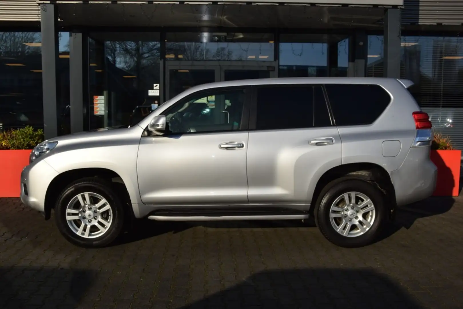 Toyota Land Cruiser 3.0 D-4D 5DRS LEGEND A/T VAN Серебристый - 2