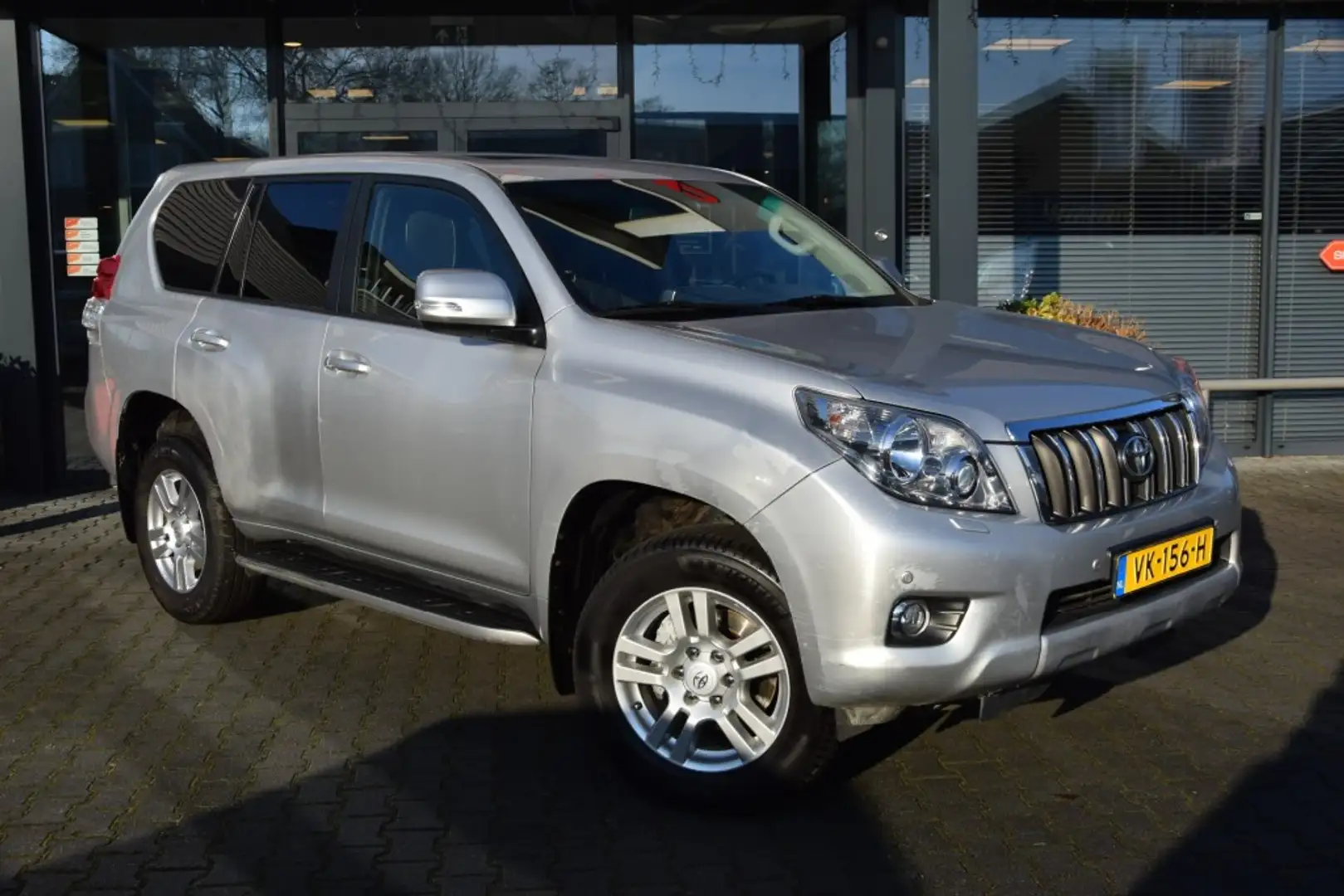 Toyota Land Cruiser 3.0 D-4D 5DRS LEGEND A/T VAN Серебристый - 1