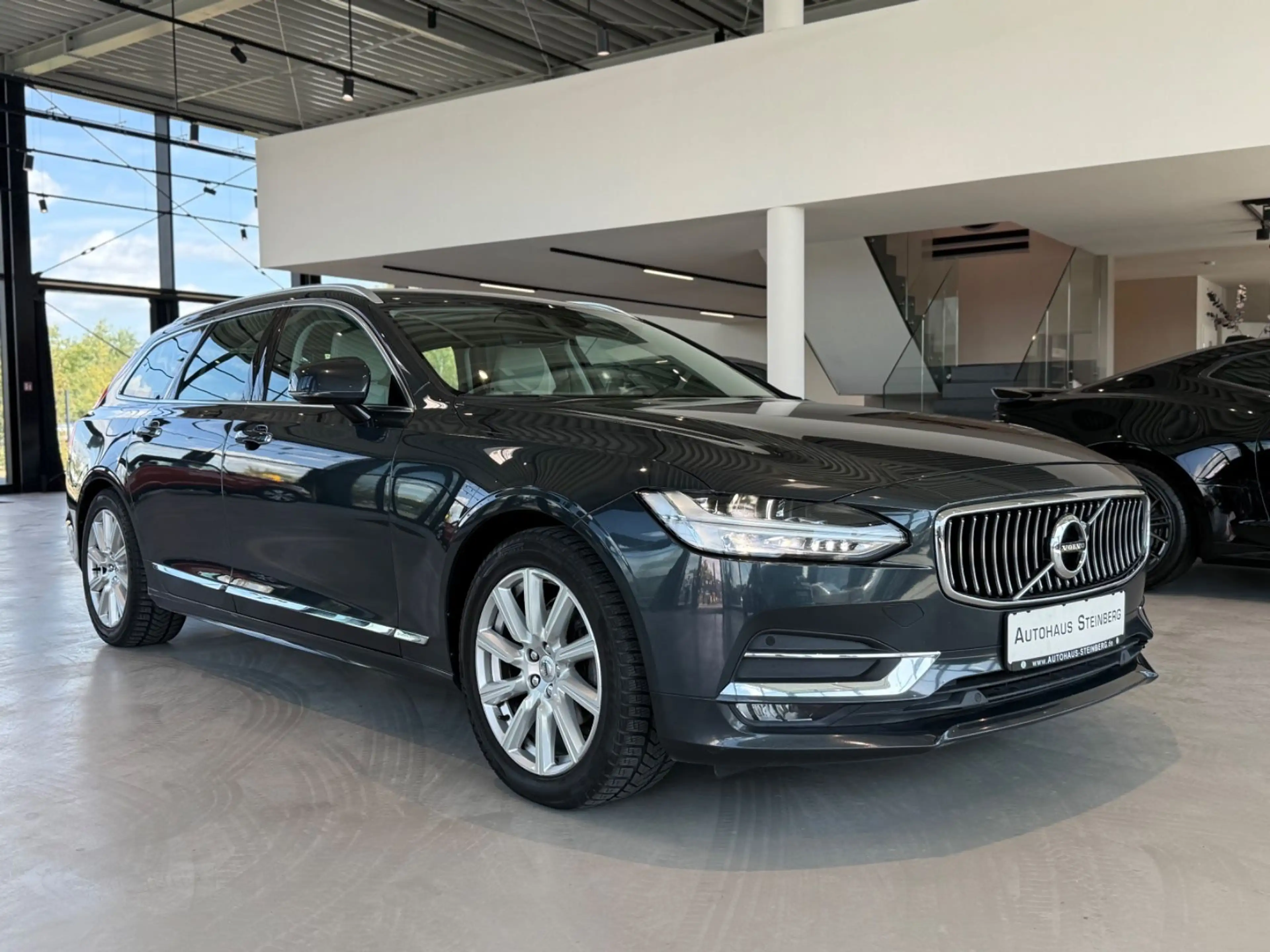 Volvo V90 Kombi NAVIGATION+SHZ+HK+PDC+LEDER — photo 3