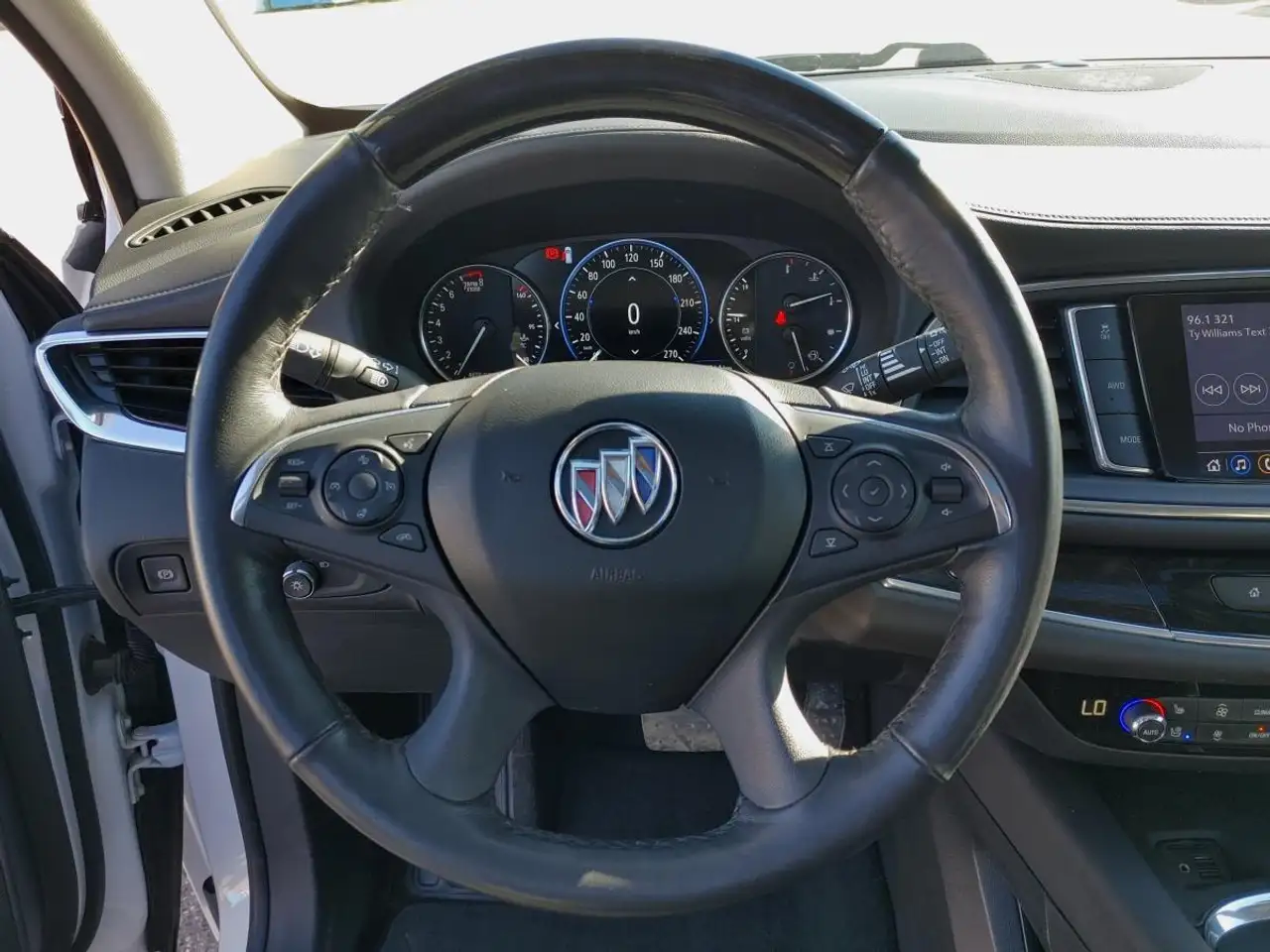 Buick Enclave снимка Buick Enclave