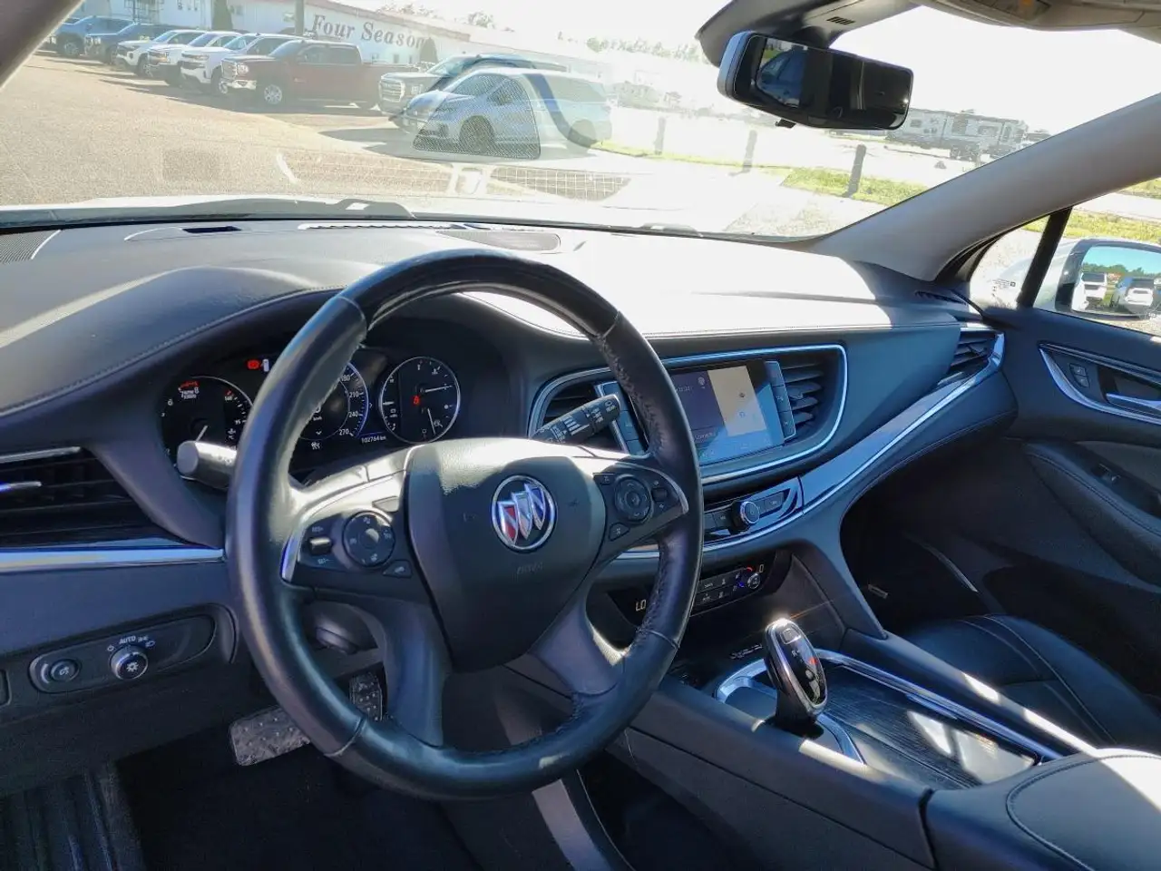 Buick Enclave снимка Buick Enclave