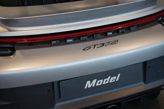Porsche 911 view 9