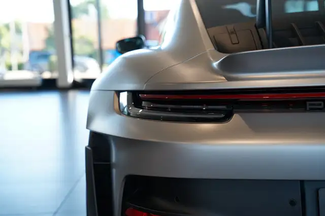 Porsche 911 view 8
