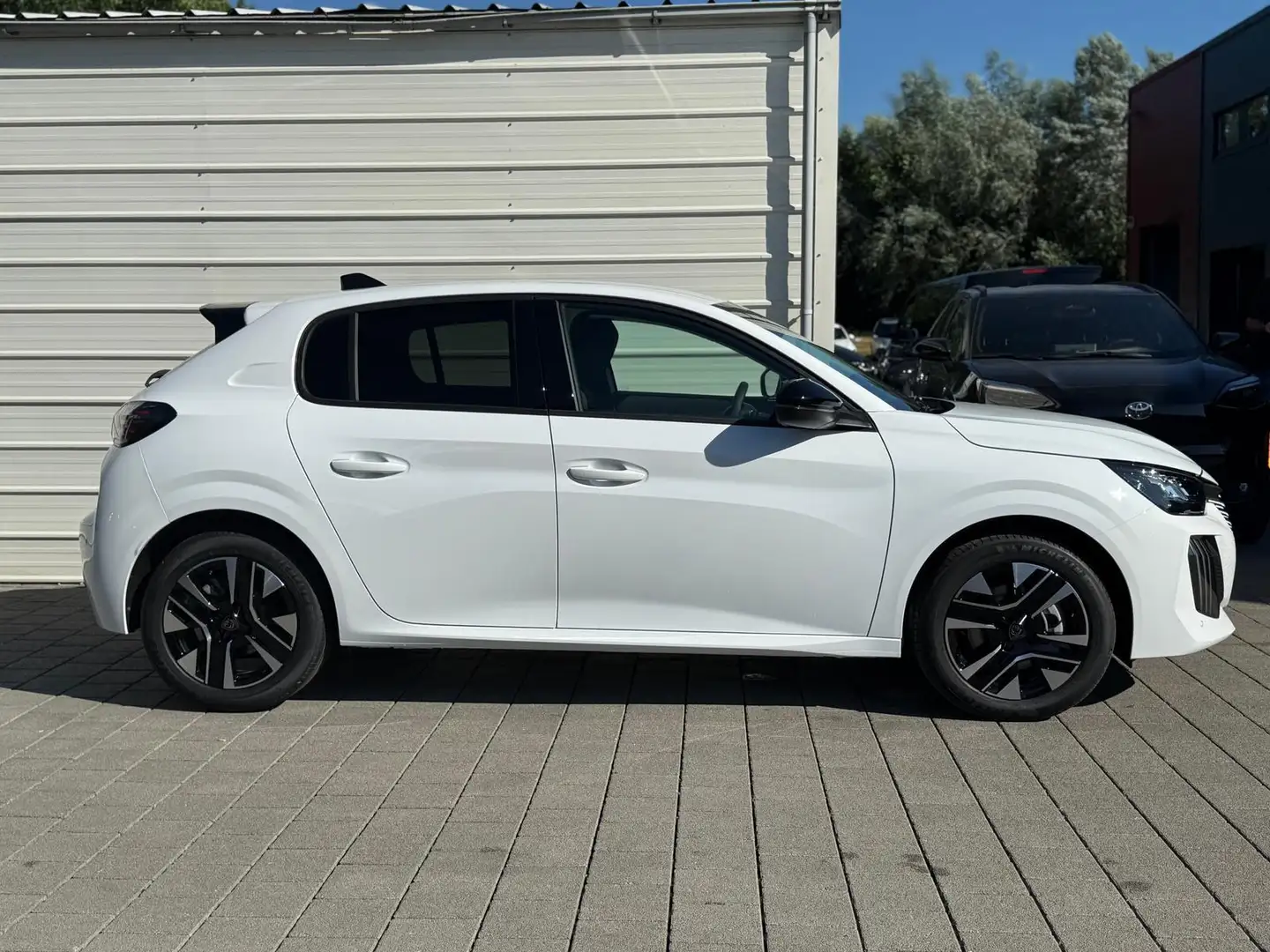 Peugeot 208 Allure 1.2 Hybrid 110 e-DCS6 Android Auto*SHZ*A... Weiß - 2