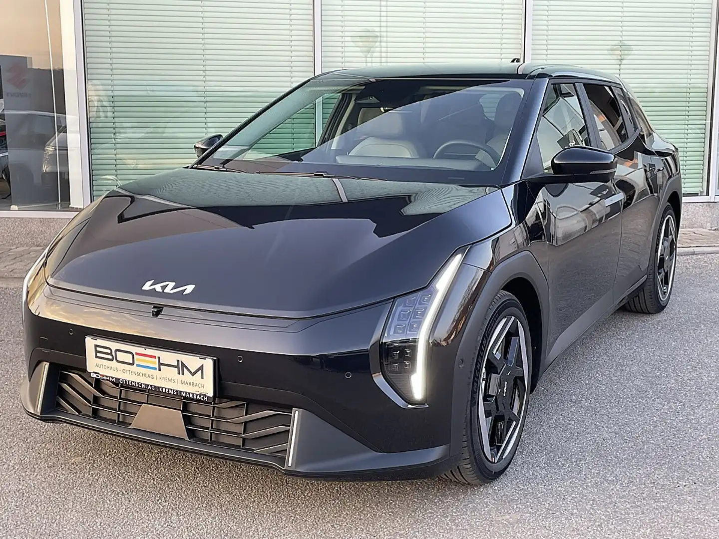 Kia EV4 HB FWD 81,4kWh Earth Plus Schwarz - 1