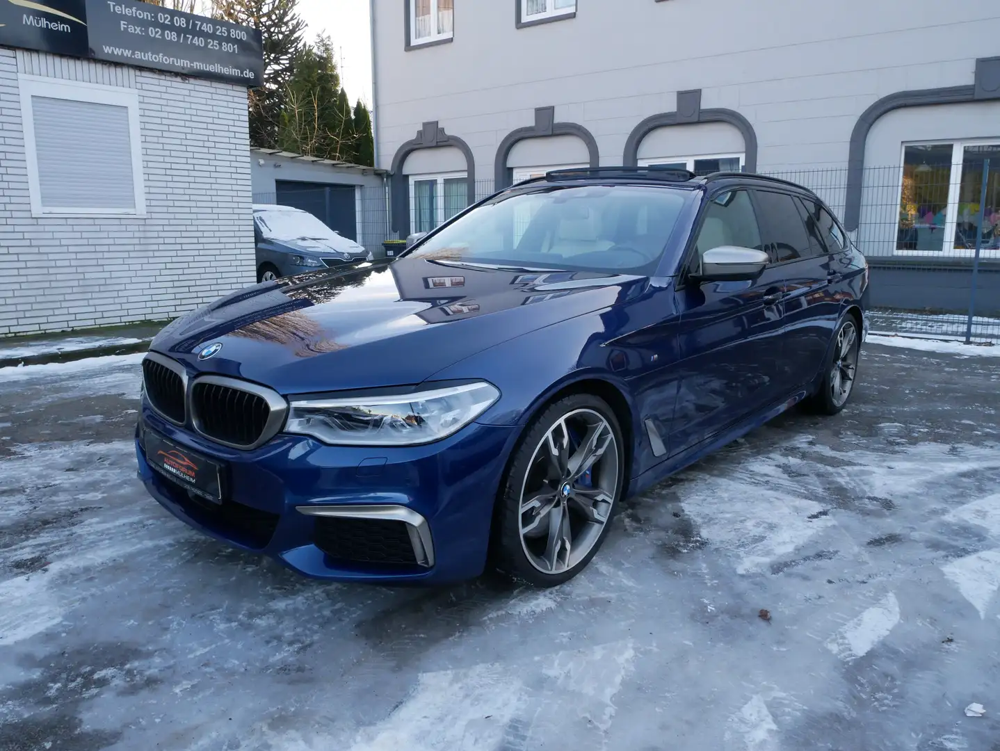 BMW M550 M550 d xDrive HUD Pano Sitzklima KeyGo LED H&K Kam Modrá - 1