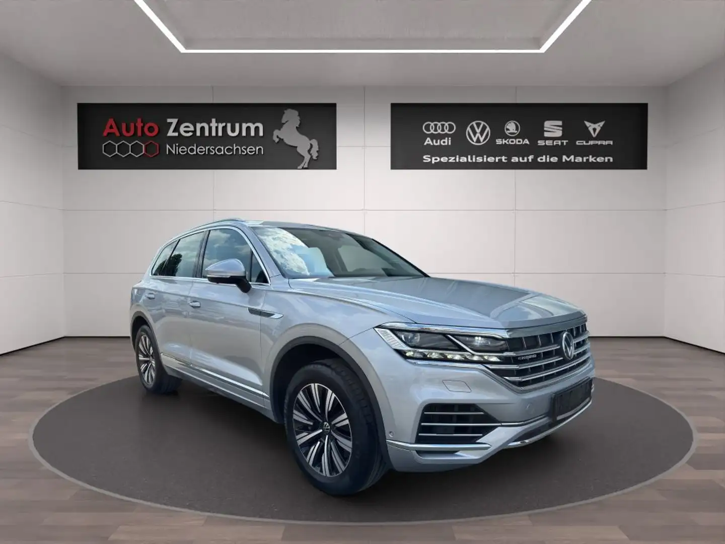Volkswagen Touareg 3.0 V6 e-Hybrid 4M Elegance AHK*360° CarPlay Matrx Srebrny - 1