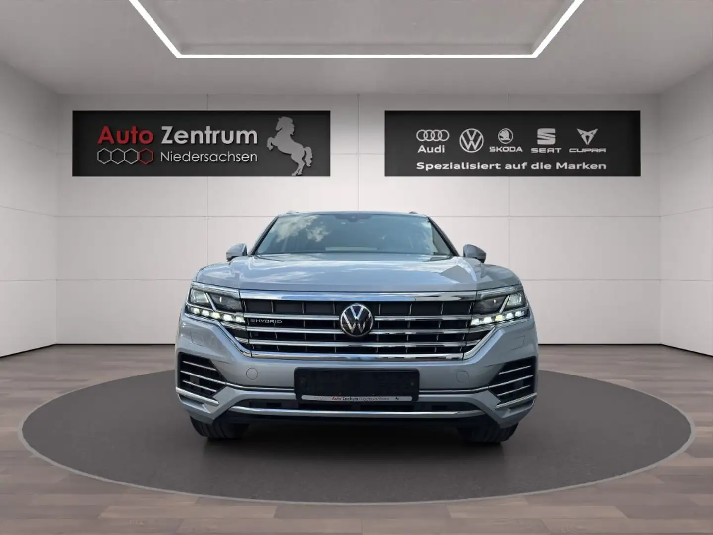Volkswagen Touareg 3.0 V6 e-Hybrid 4M Elegance AHK*360° CarPlay Matrx Srebrny - 2