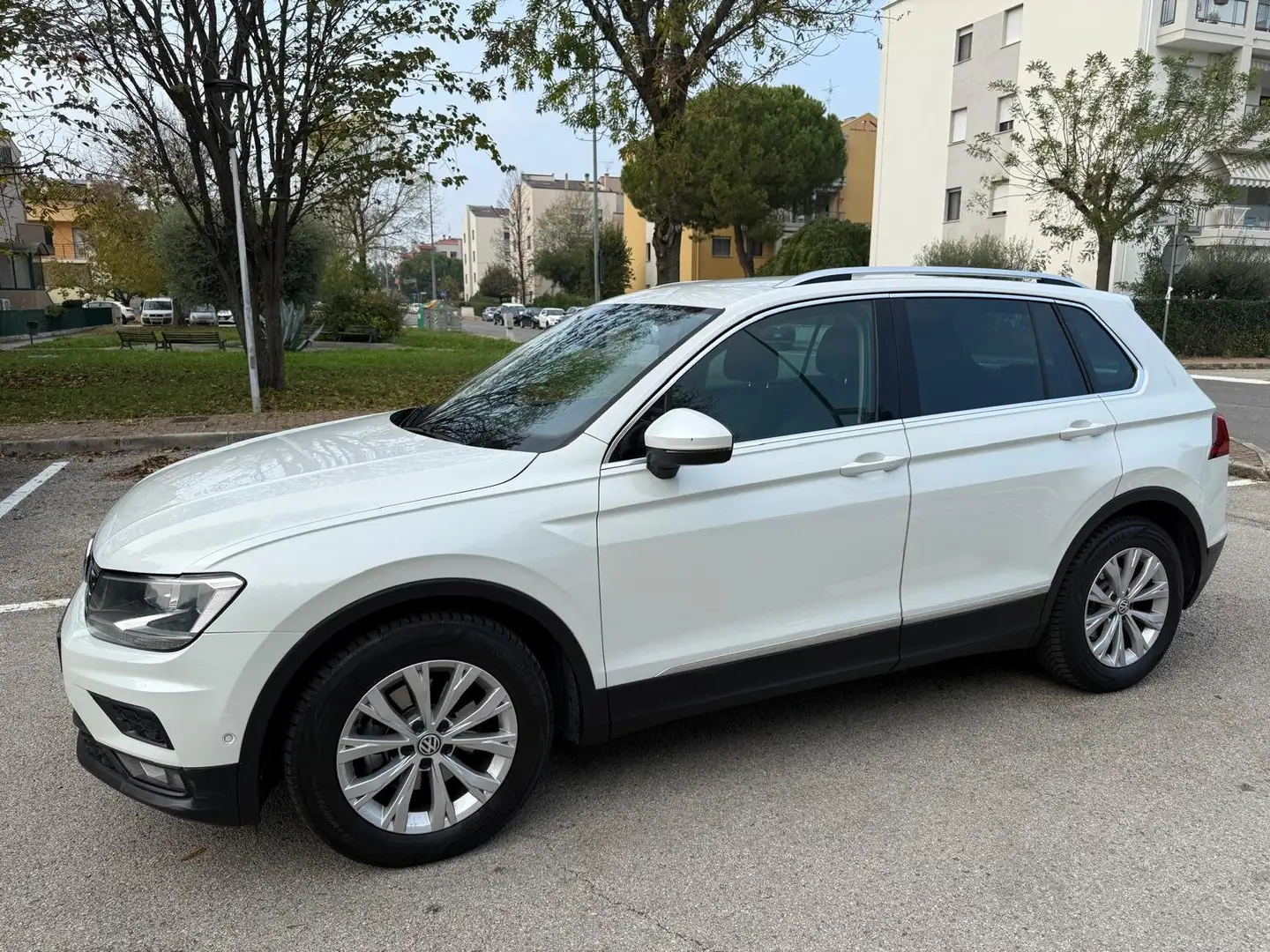 Volkswagen Tiguan Tiguan 1.6 tdi Business 115cv Bianco - 1