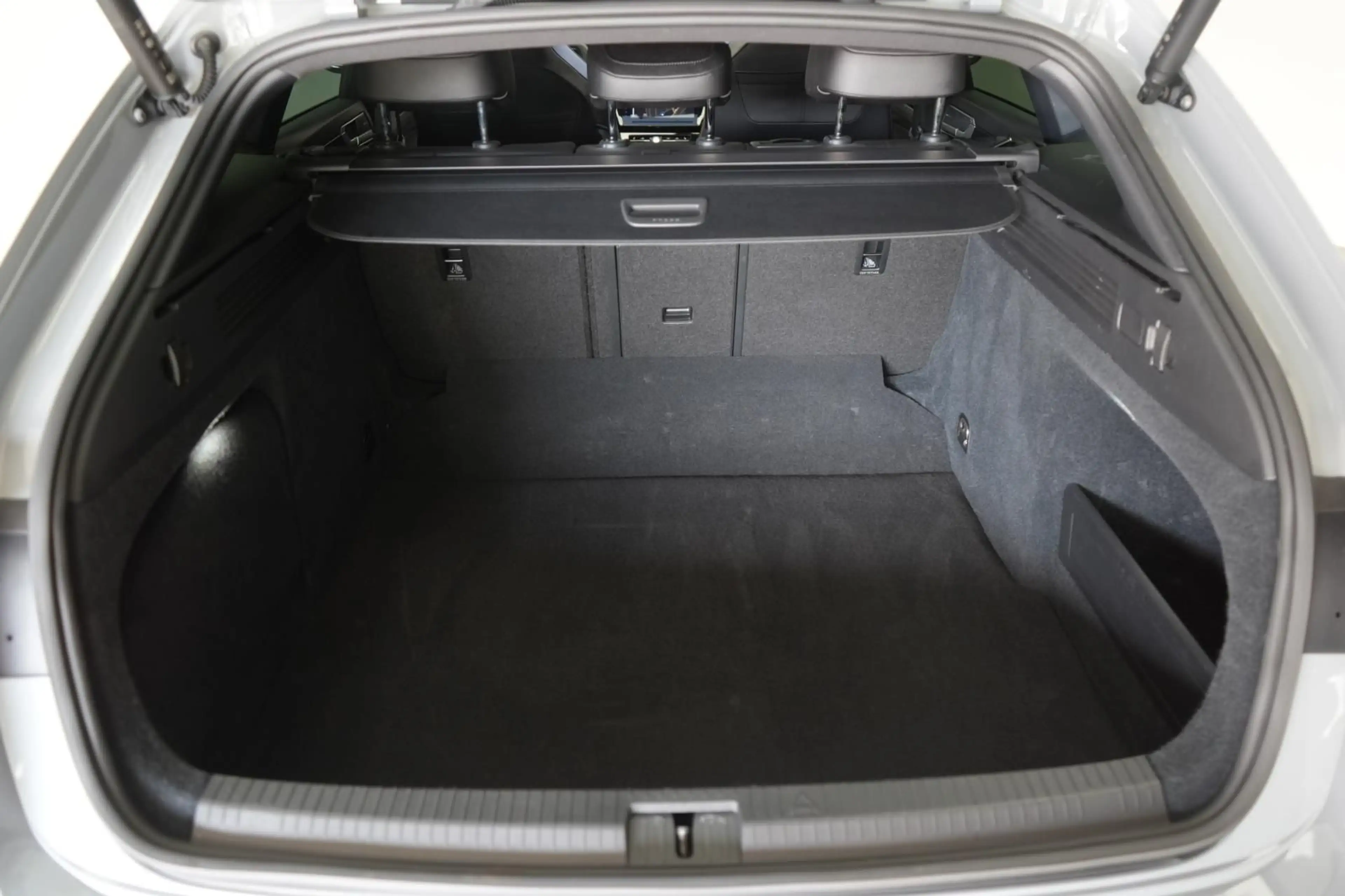 Volkswagen Arteon Shooting Brake R 2.0 TSI 4Motion Leder/AC — photo 7