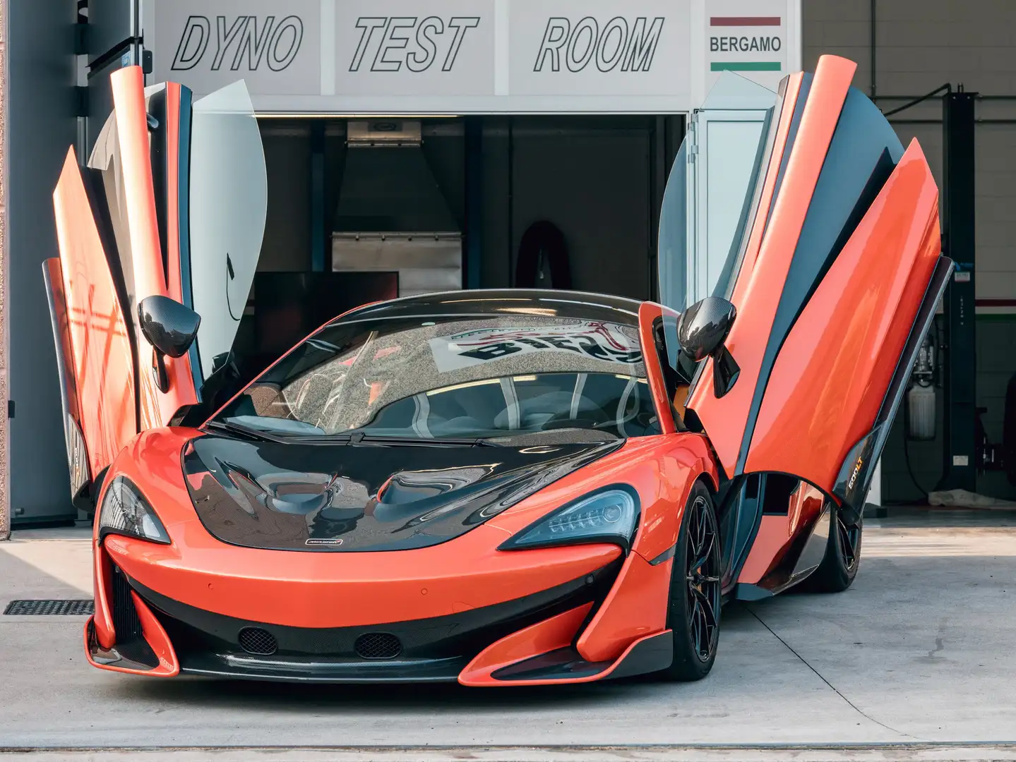 McLaren 600LT 600LT+Coupe+3.8+ssg7 Orange - 1