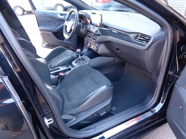 Ford Focus view 12