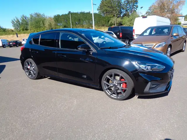 Ford Focus view 3