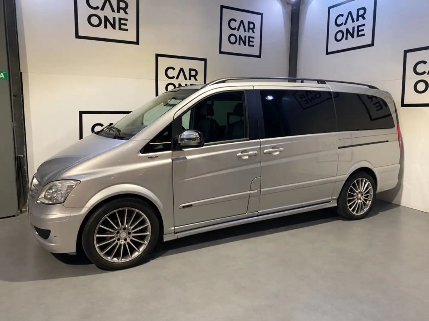 Mercedes-Benz Viano 3.0CDI Avantgarde Largo Aut. Gris - 2