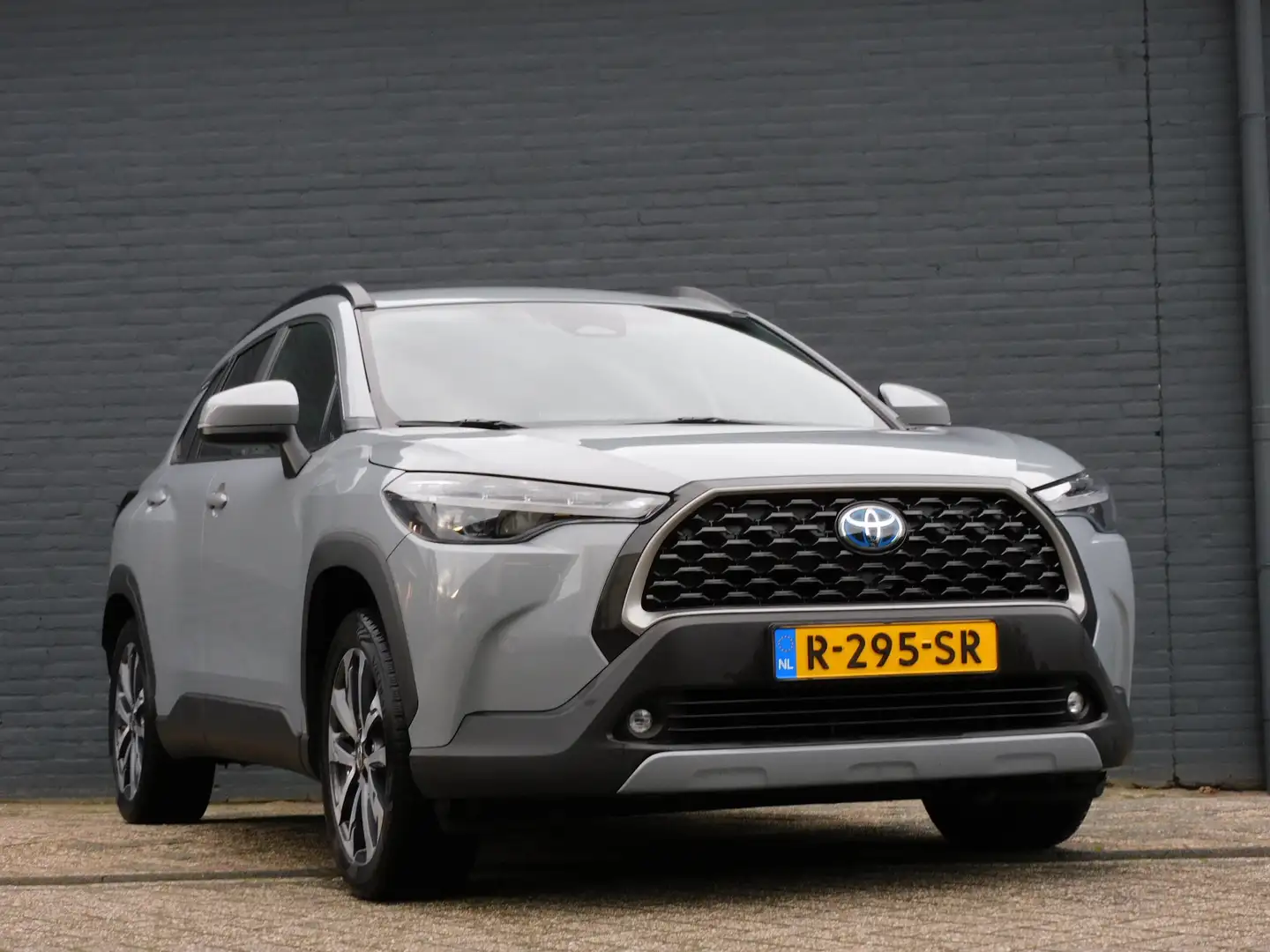 Toyota Corolla Cross 2.0 High Power Hybrid First Edition 1e EIGENAAR! D Grau - 2