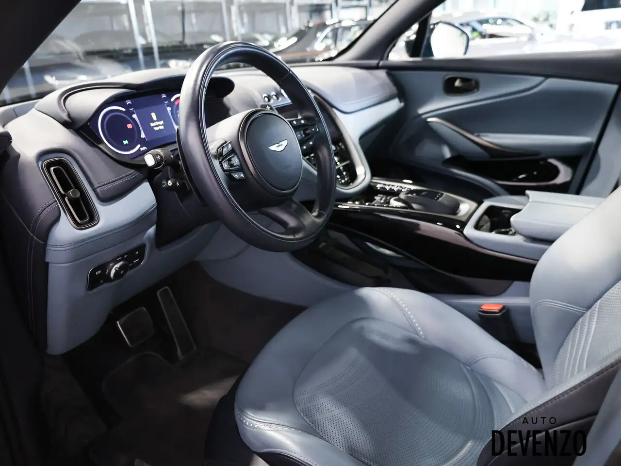 Aston Martin DBX снимка Aston Martin DBX