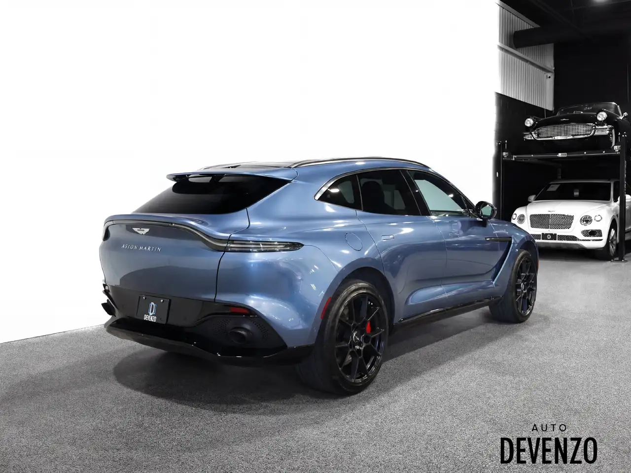 Aston Martin DBX снимка Aston Martin DBX