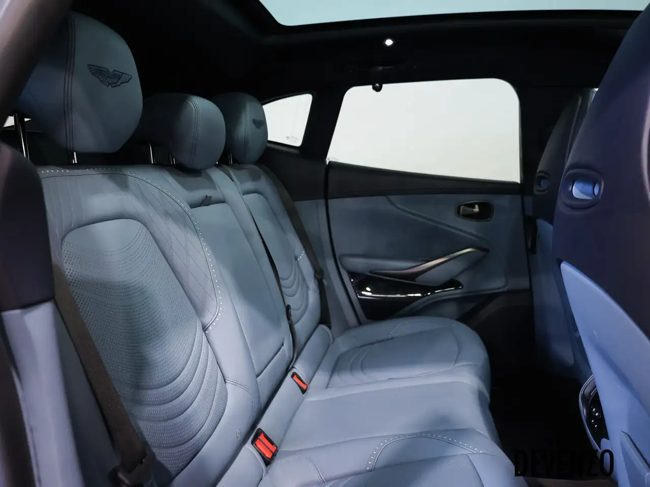 Aston Martin DBX снимка Aston Martin DBX