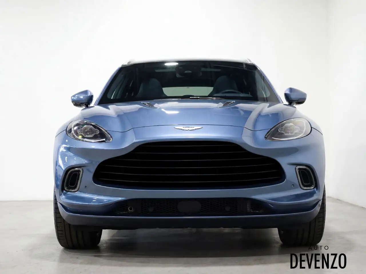 Aston Martin DBX снимка Aston Martin DBX