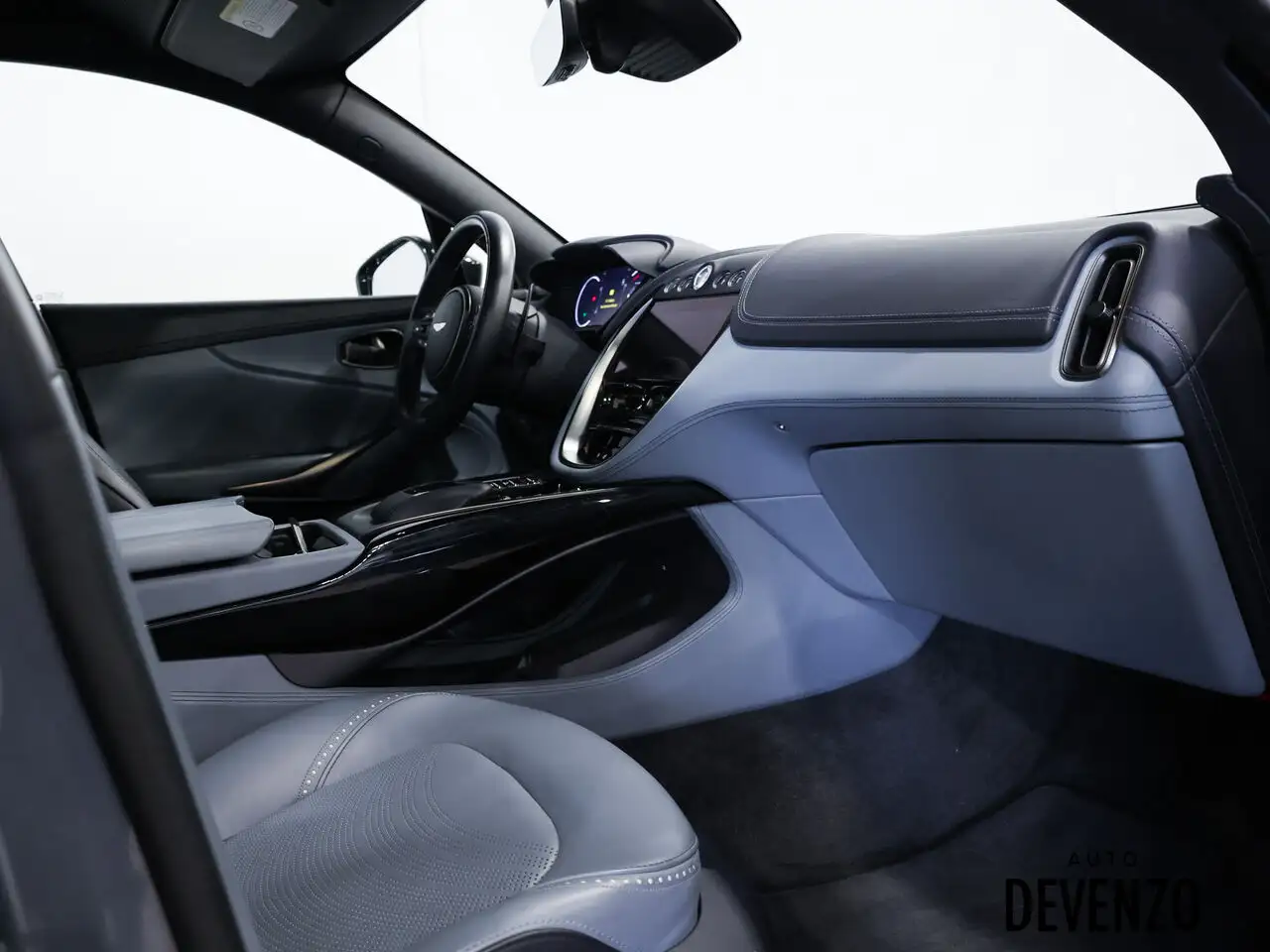 Aston Martin DBX снимка Aston Martin DBX