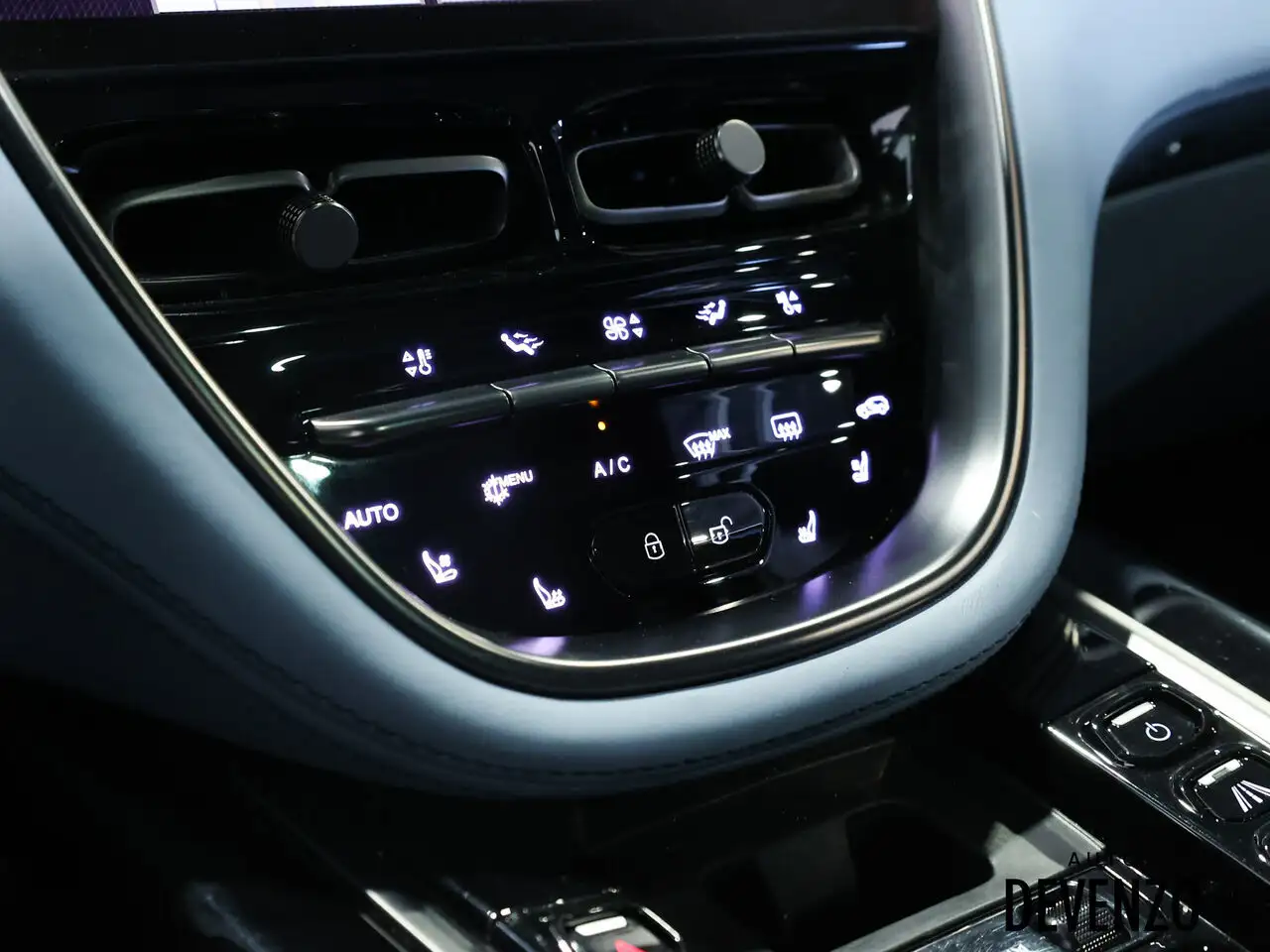 Aston Martin DBX снимка Aston Martin DBX