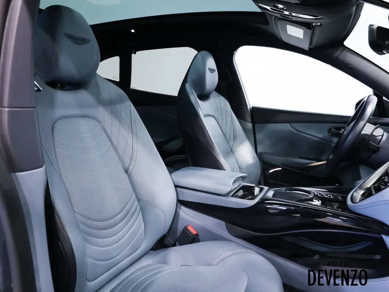Aston Martin DBX снимка Aston Martin DBX
