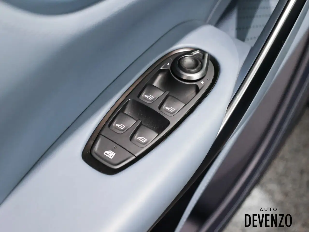 Aston Martin DBX снимка Aston Martin DBX