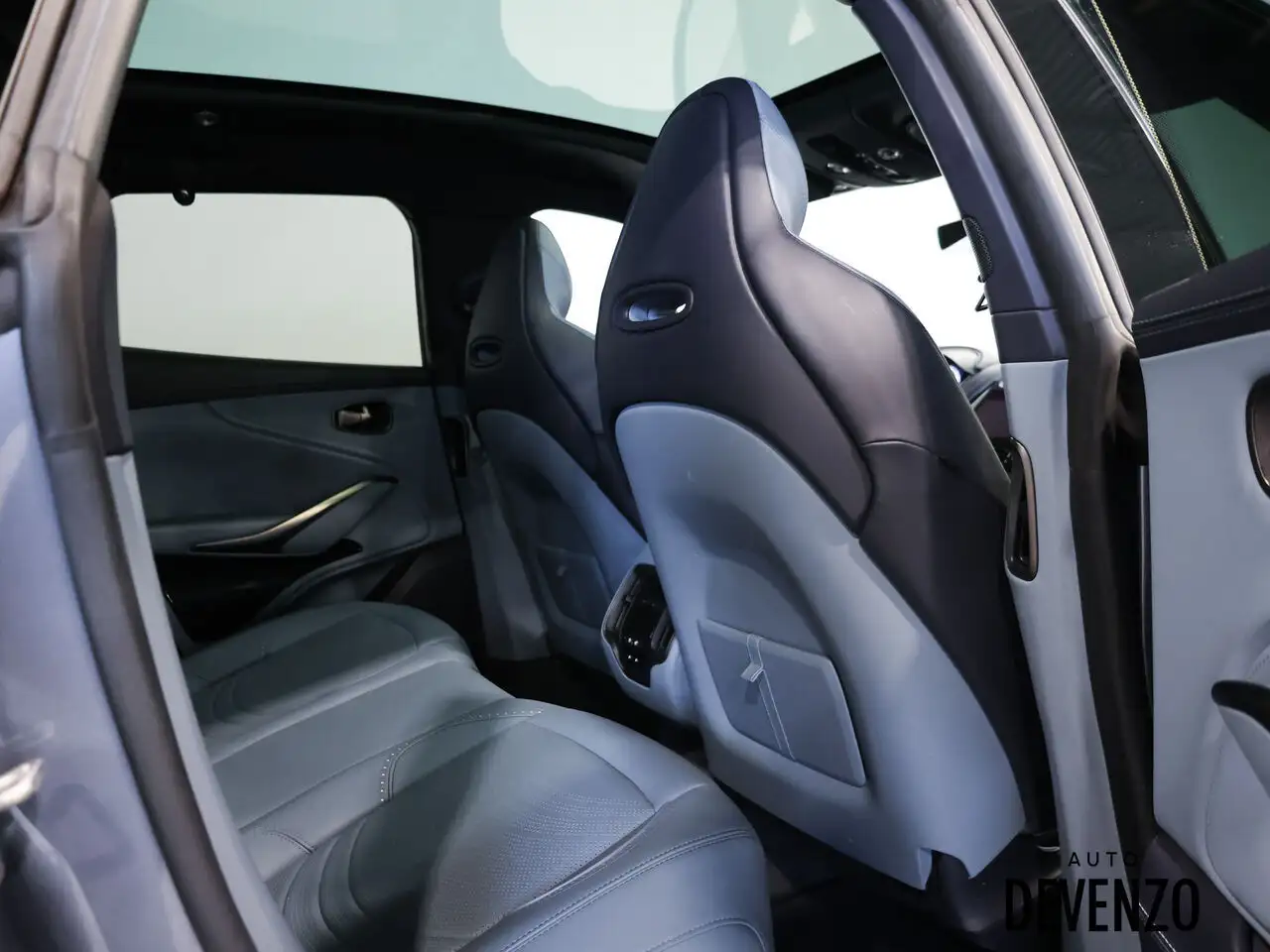 Aston Martin DBX снимка Aston Martin DBX