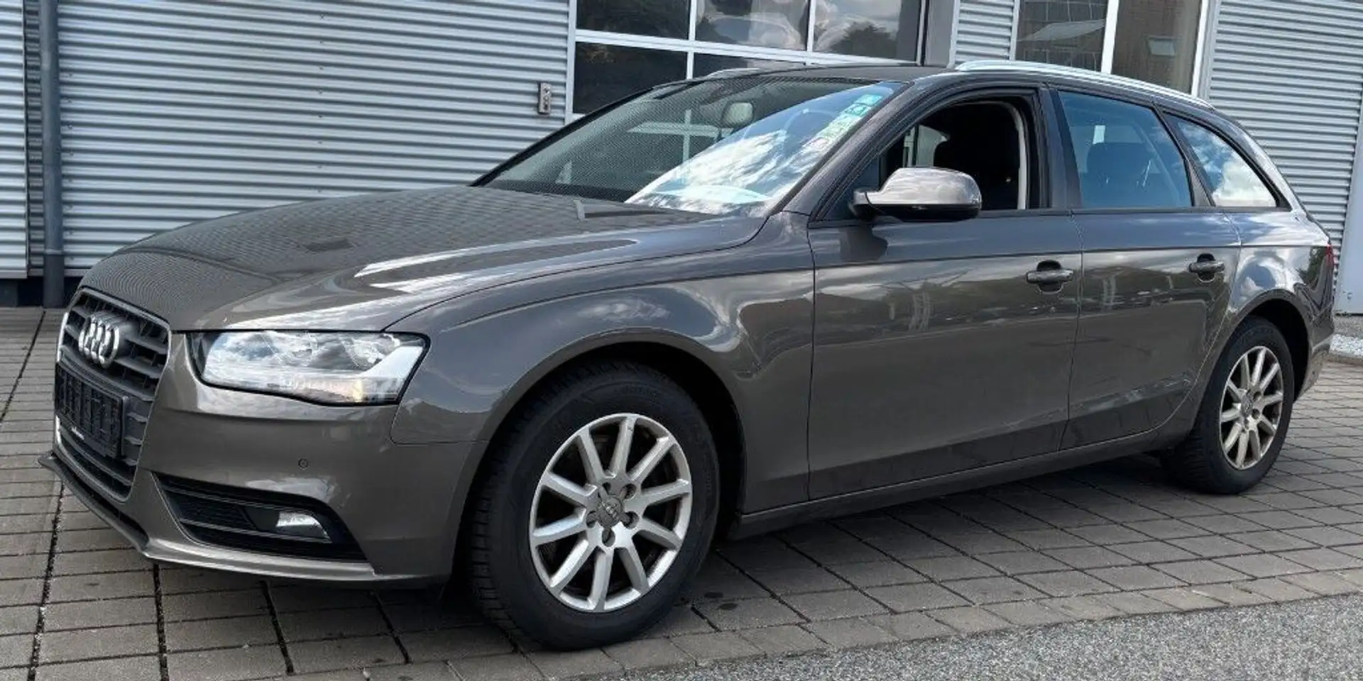 Audi A4 Avant Attraction Grau - 2
