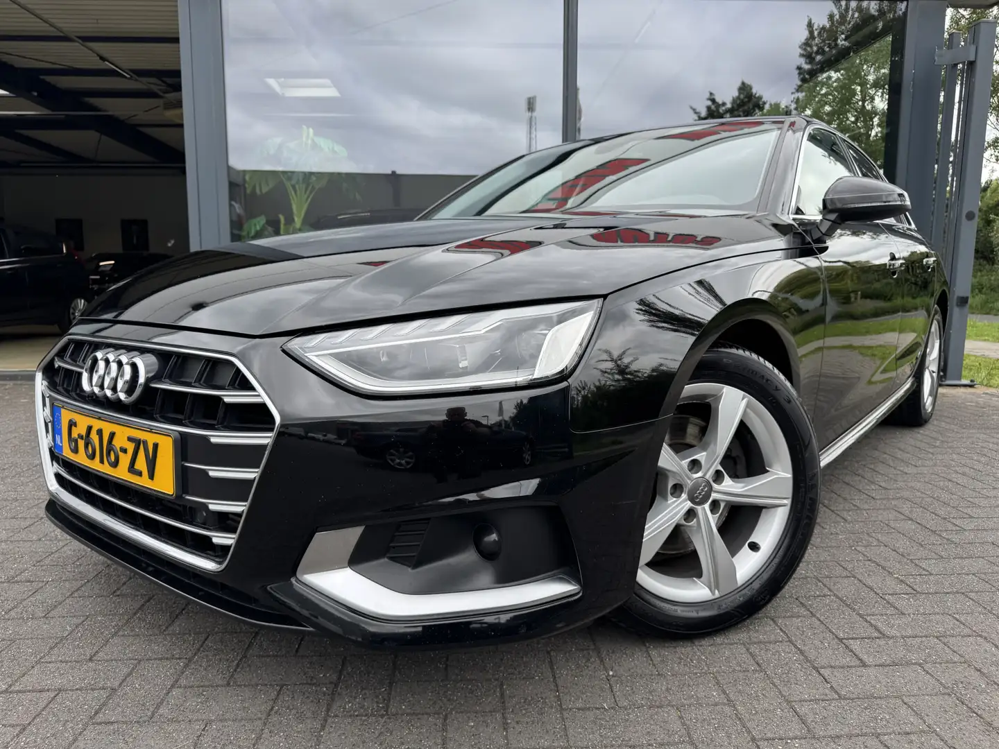 Audi A4 Limousine 35 TFSI Launch edition Business Zwart - 1
